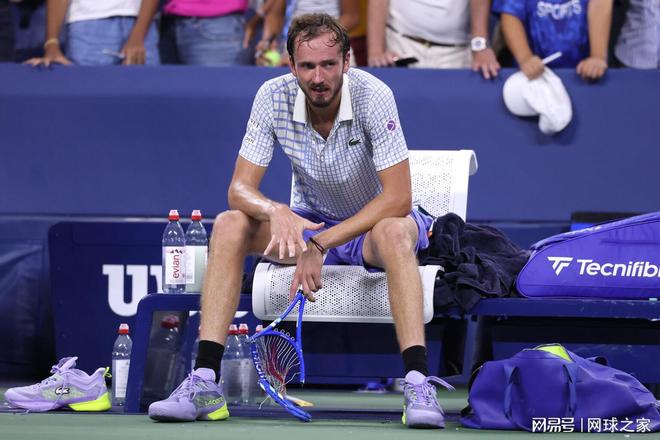 世界网球队鏖战日本网球队,梅德韦杰夫三分雨点燃全场的简单介绍 世界网球队鏖战日本网球队,梅德韦杰夫三分雨点燃全场的简单介绍