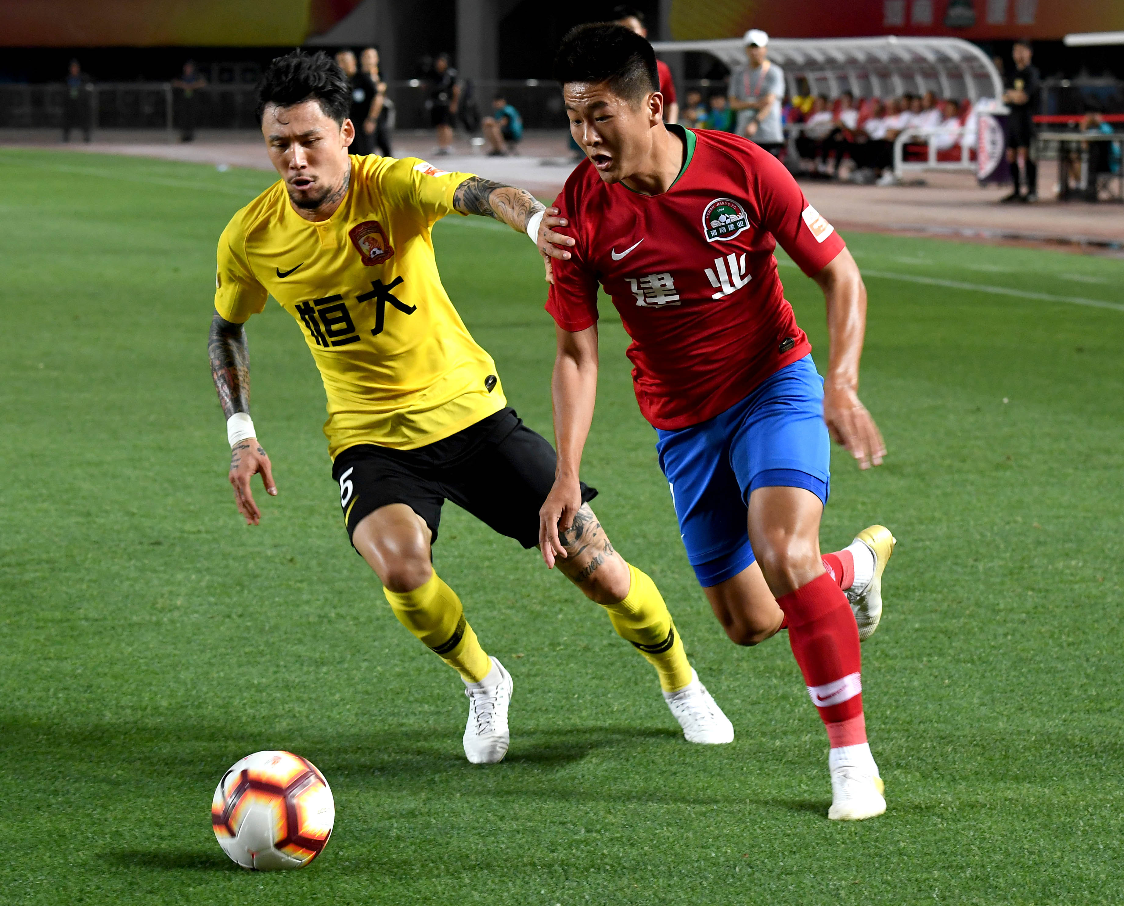 米兰体育入口-建业主场小胜恒大，排名虽升胜绩尚显不稳