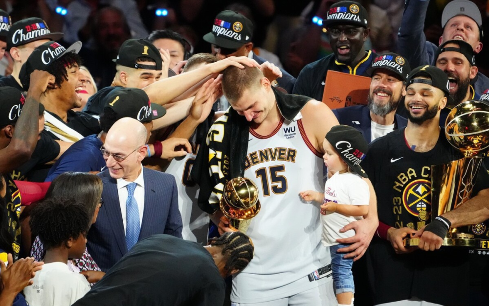 费尔南多率领球队一路前行,最终成功夺冠 费尔南多率领球队一路前行,最终成功夺冠