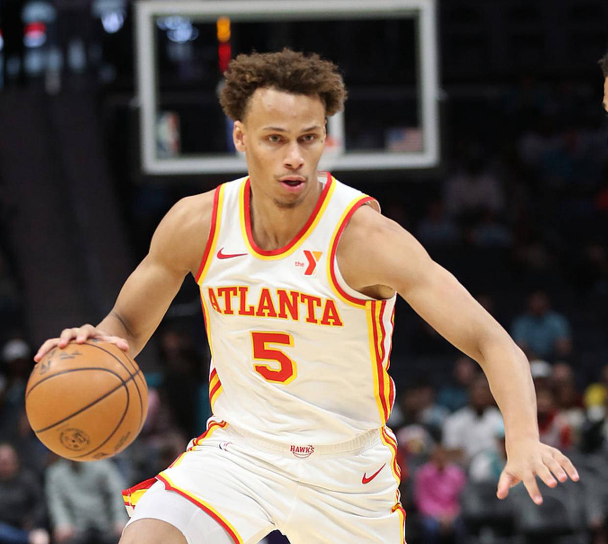 老鹰击败骑士，特雷-杨32分创新个人纪录的简单介绍