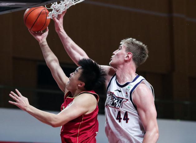 全队防守合作节节胜意，战胜球队回家赛后实现对手掌追