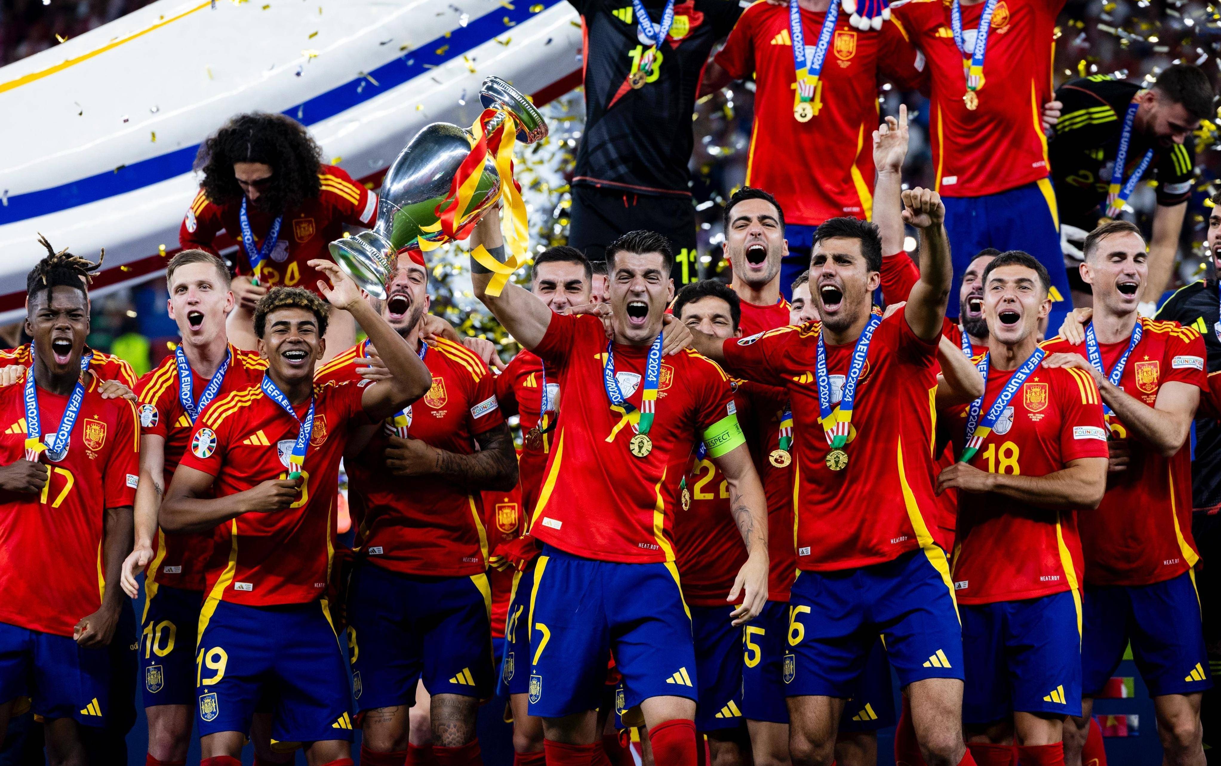 包含欧国联半决赛：球队战术调整备受关注的词条